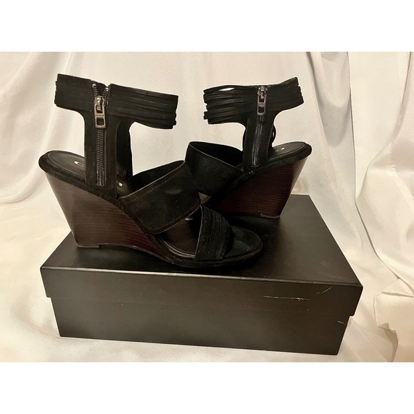 Coach Delaney Lux Suede Black Wedge Sandals Fringe Feather Charm BLK 9.5M - Picture 6 of 12